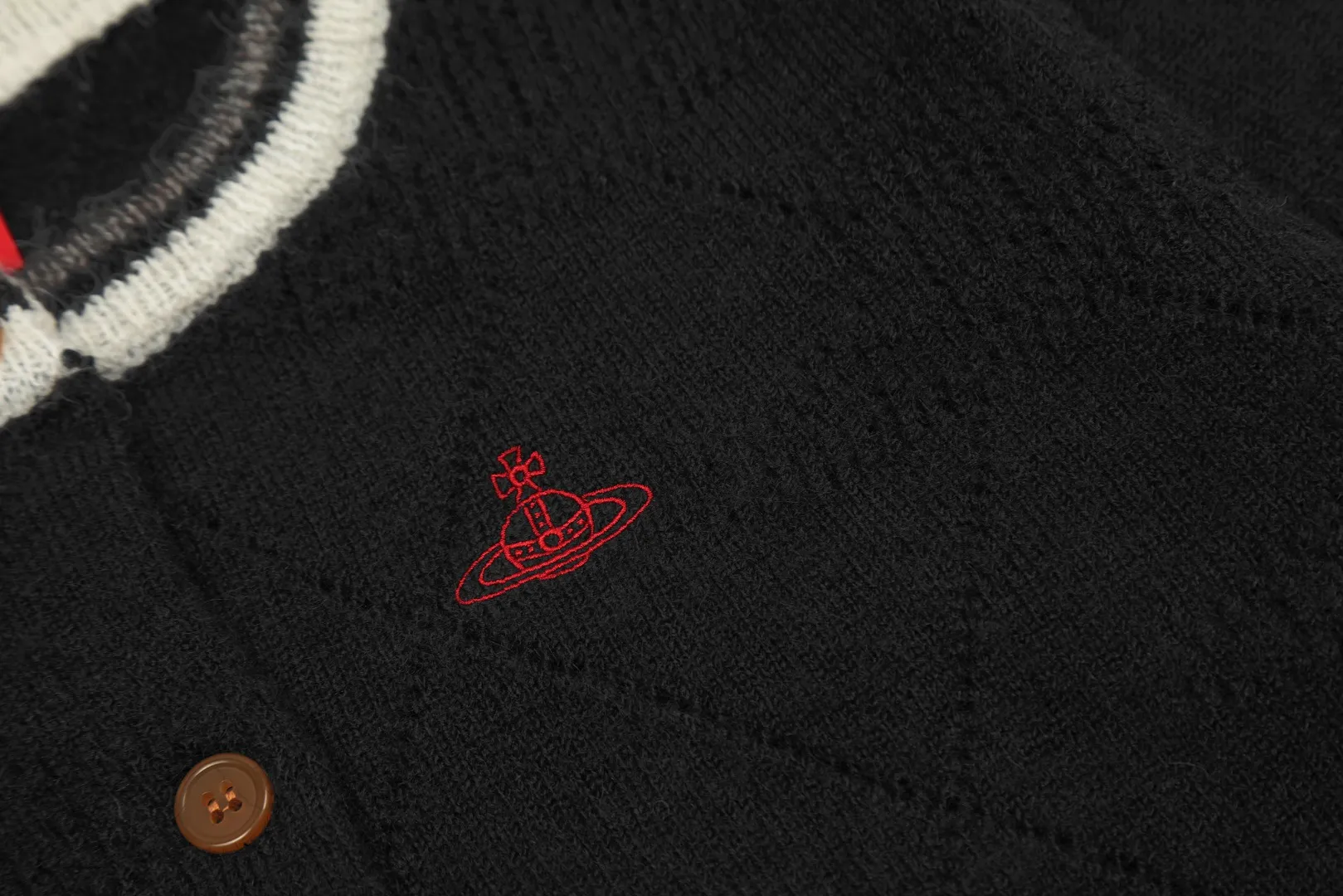 VIVI126 vivienne west wood 24 new style hollow pattern inscribed pattern heavy industry design knitted cardigan. The hollow pattern is Saturn, very special. Queen Mother of the West Vivian heavy industry show limited cardigan knitted sweater wool 2024 autumn latest style Size: S -M- L Color: white black